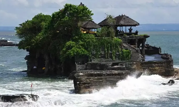 Tanah Lot, Perpaduan Keindahan Alam & Sejarah yang Sarat Mitos di Pantai Bali
