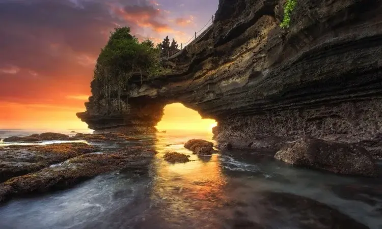 Pantai Batu Bolong, Pantai Indah dan Tebing Eksotis di Canggu Bali