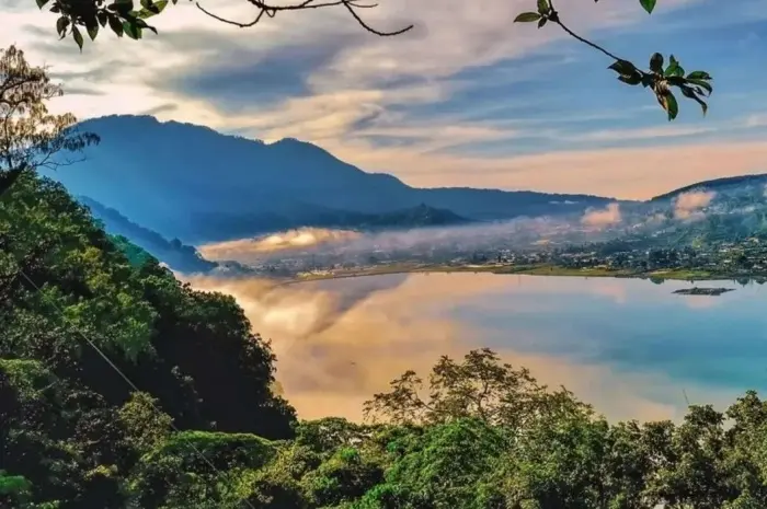 Pesona Danau Tamblingan di Bali yang Eksotis